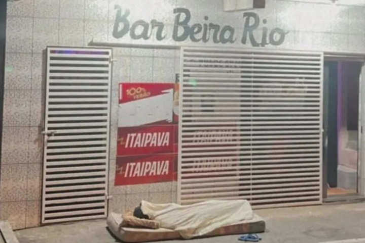 Homem dorme na calçada para aproveitar promoção de cabaré