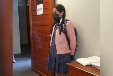Homem de 42 anos gera polêmica após se vestir de menina e invadir banheiro feminino em escola