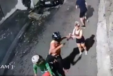 Vídeo: Homem viraliza após sair correndo e abandonar companheira durante assalto