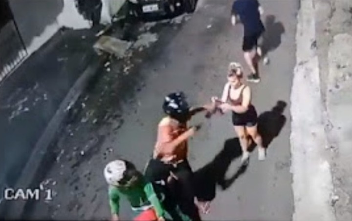 Vídeo: Homem viraliza após sair correndo e abandonar companheira durante assalto