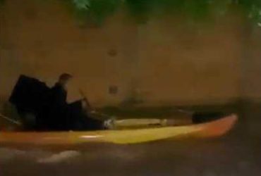 Vídeo viraliza: homem faz delivery utilizando canoa em Teresina