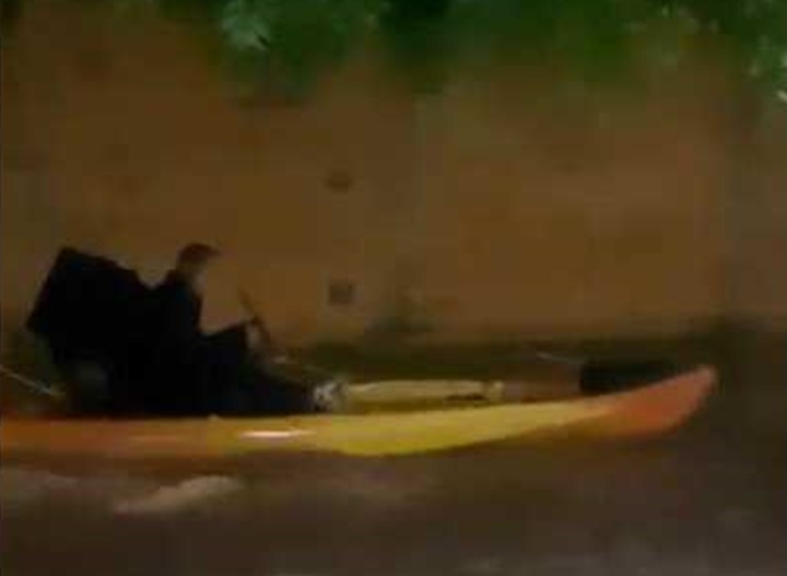 Vídeo viraliza: homem faz delivery utilizando canoa em Teresina
