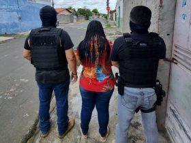 Acusada de tráfico e roubo chora ao ser presa pela Polícia Civil em Teresina
