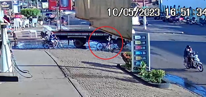 Caminhão atropela e passa por cima das pernas de ciclistas no interior do Piauí