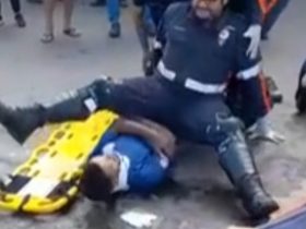 Socorrista viraliza após escorrega e caí por cima de paciente em Brasília