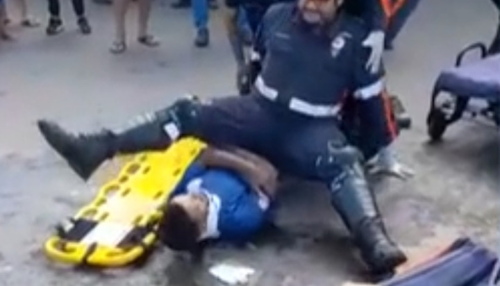 Socorrista viraliza após escorrega e caí por cima de paciente em Brasília