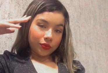 Adolescente de 13 anos morre após ser eletrocutada enquanto usava celular na tomada