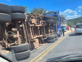 Carreta tomba na BR-343 causando lentidão no trânsito entre os municípios de Altos e Campo Maior