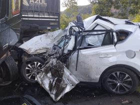 Carro fica totalmente destruído e cinco pessoas morrem em acidente envolvendo caminhão no sul do Piauí