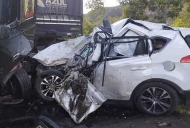Carro fica totalmente destruído e cinco pessoas morrem em acidente envolvendo caminhão no sul do Piauí