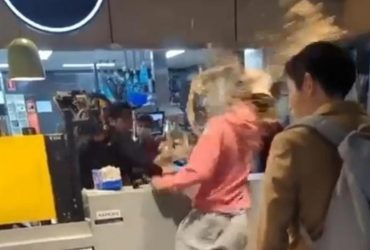 Vídeo: durante baderna, funcionário briga com cliente e fazem guerra de comida