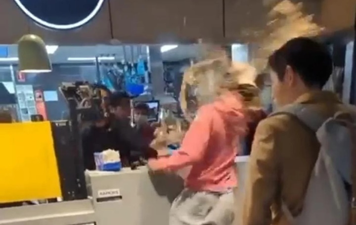 Durante baderna, funcionário briga com cliente e fazem guerra de comida
