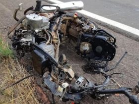 Motocicleta fica totalmente destruída e condutor morre após colisão frontal contra carreta no Piauí