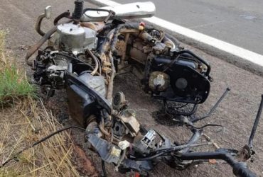 Motocicleta fica totalmente destruída e condutor morre após colisão frontal contra carreta no Piauí