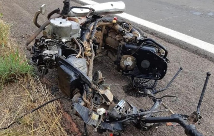 Motocicleta fica totalmente destruída e condutor morre após colisão frontal contra carreta no Piauí