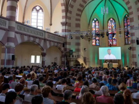 Programa de computador vira pastor e realiza culto para mais de 300 pessoas