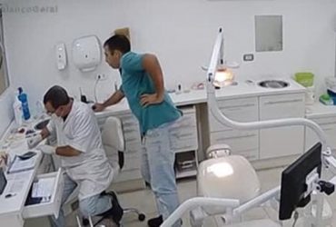Vídeo ladrão cariado homem se aproveita da distração de dentista e rouba seu celular