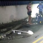 Acidente de moto deixa poste totalmente destruído e jovem gravemente ferido em Barras