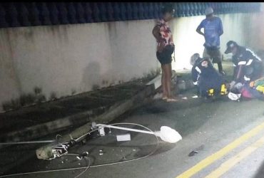 Acidente de moto deixa poste totalmente destruído e jovem gravemente ferido em Barras