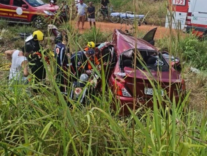 Acidente envolvendo carreta e carro de passeio deixa um morto e três feridos na BR-343 no Piauí