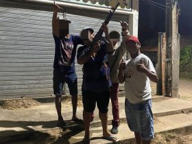 Grupo invade delegacia, furta fuzil e é flagrado disparando pelas ruas no interior do Piauí