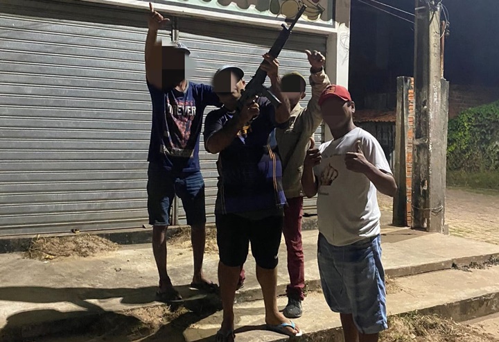 Grupo invade delegacia, furta fuzil e é flagrado disparando pelas ruas no interior do Piauí