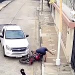 Vídeo: Motorista de carro flagra tentativa de assalto, persegue e atropela ladrão várias vezes