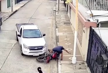 Vídeo: Motorista de carro flagra tentativa de assalto, persegue e atropela ladrão várias vezes