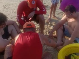 Pai e filho são salvos pelo Corpo de Bombeiros após afogamento em praia no litoral do Piauí