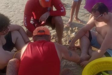 Pai e filho são salvos pelo Corpo de Bombeiros após afogamento em praia no litoral do Piauí