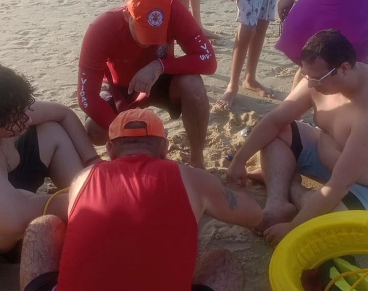 Pai e filho são salvos pelo Corpo de Bombeiros após afogamento em praia no litoral do Piauí