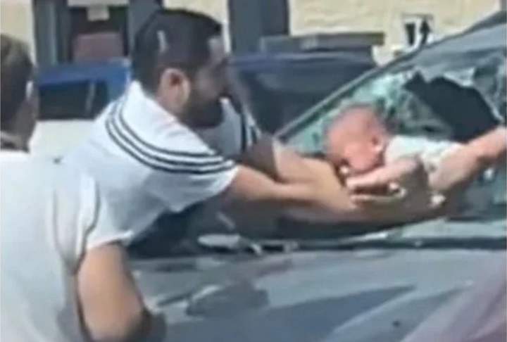 Pai quebra para-brisa para salvar criança de calor extremo 