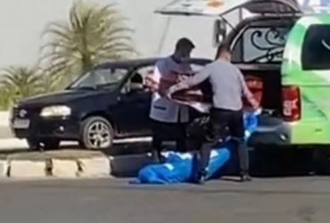 Vídeo: Caixão com cadáver caí de carro em via pública em Teresina