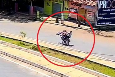 Vídeo: Jovem raspa bunda após sofrer acidente enquanto empina pneu de moto no Piauí