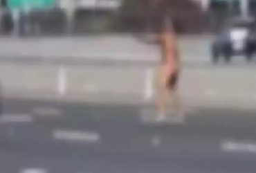 Vídeo: Mulher nua é flagrada em rua movimentada realizando disparos de arma de fogo