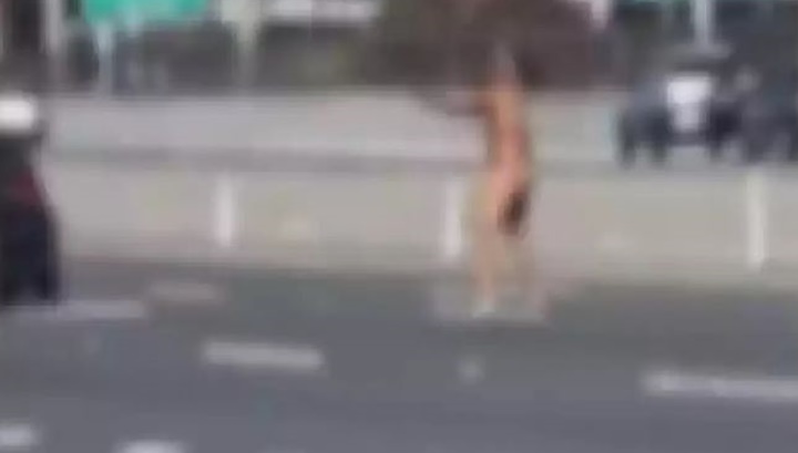 Vídeo: Mulher nua é flagrada em rua movimentada realizando disparos de arma de fogo