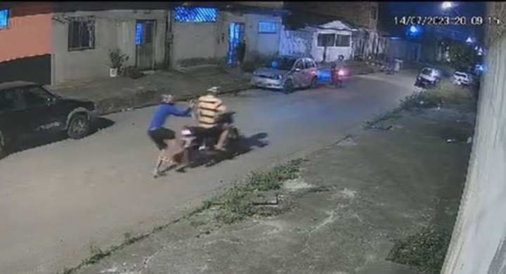 Vídeo: bandidos matam jovem, fere outras 3 pessoas e 2 são presos com pistola roubada da polícia no Maranhão