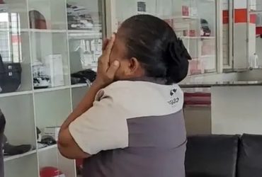 Vídeo: mãe se emociona no trabalho ao ver estreia do filho jornalista na TV