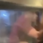 Vídeo: Homem flagra traição e tenta entrar em ônibus em movimento pela janela