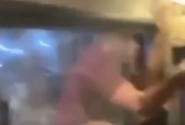 Vídeo: Homem flagra traição e tenta entrar em ônibus em movimento pela janela