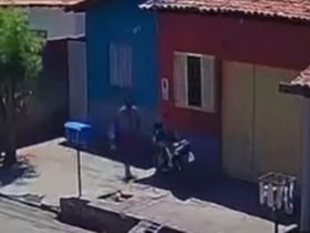 Vídeo: Indivíduo pula muro e arromba casa a menos de 50 metros do quartel da polícia no Maranhão