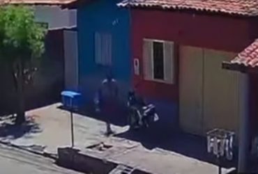 Vídeo: Indivíduo pula muro e arromba casa a menos de 50 metros do quartel da polícia no Maranhão