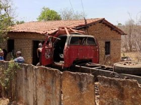 Caminhão desgovernado invade residência e destrói casa no interior do Piauí