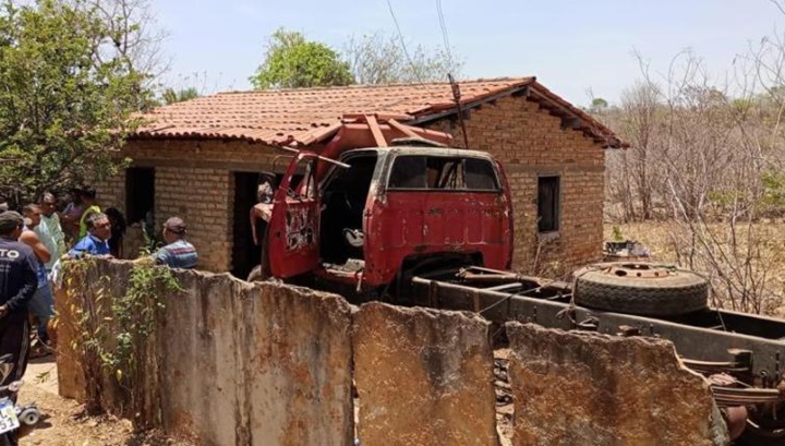 Caminhão desgovernado invade residência e destrói casa no interior do Piauí