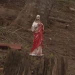 Estátua de Jesus Cristo é encontrada intacta entre escombros após passagem de ciclone no Rio Grande do Sul