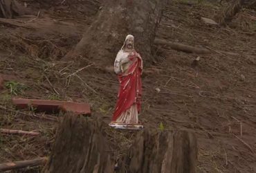 Estátua de Jesus Cristo é encontrada intacta entre escombros após passagem de ciclone no Rio Grande do Sul
