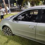 Homem perde controle de veículo e invade canteiro da praça em Campo Maior