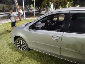 Homem perde controle de veículo e invade canteiro da praça em Campo Maior