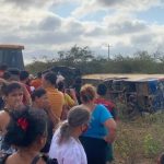 Ônibus com romeiros piauienses capota e deixa um morto e vários feridos em Pernambuco
