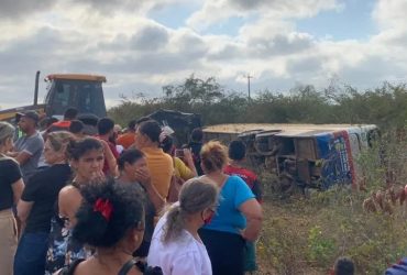 Ônibus com romeiros piauienses capota e deixa um morto e vários feridos em Pernambuco